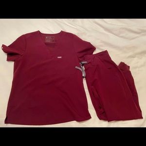 Maroon Figs medium petite scrub set